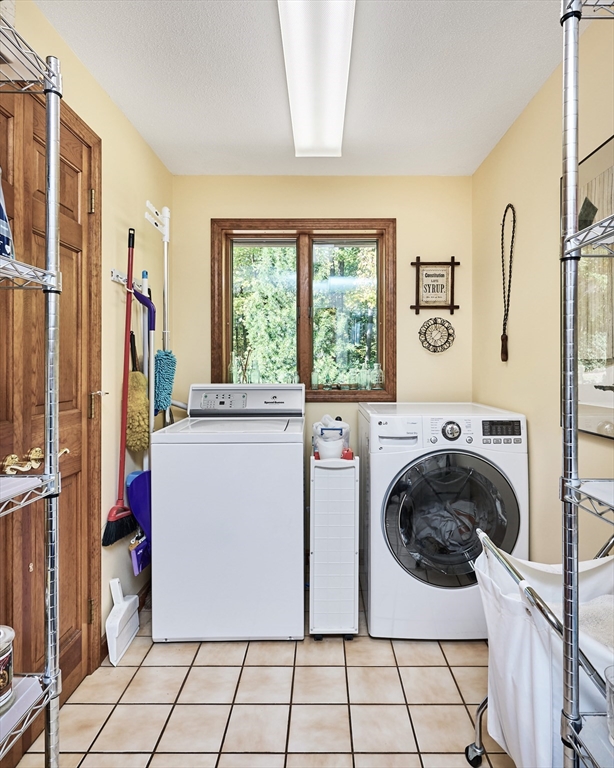 72 Crooked Ledge Road Southampton, MA 01073 - Photo 29 of 42 a utility room with a washer and dryer