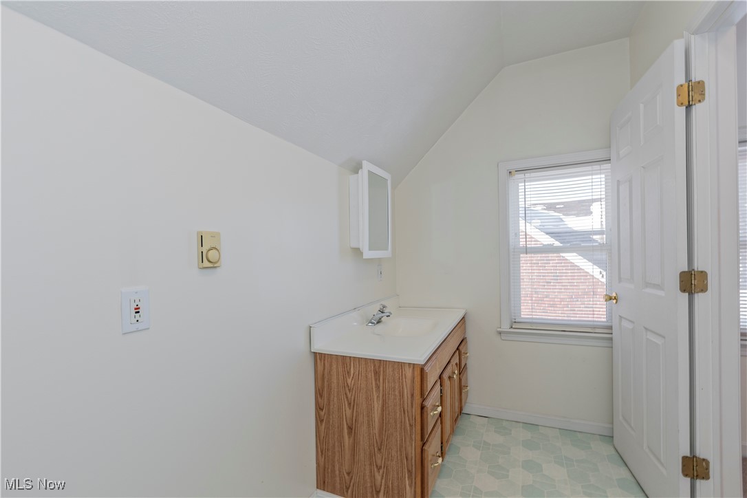 4040 Ardmore Road Cleveland, OH 44121 - Photo 32 of 43