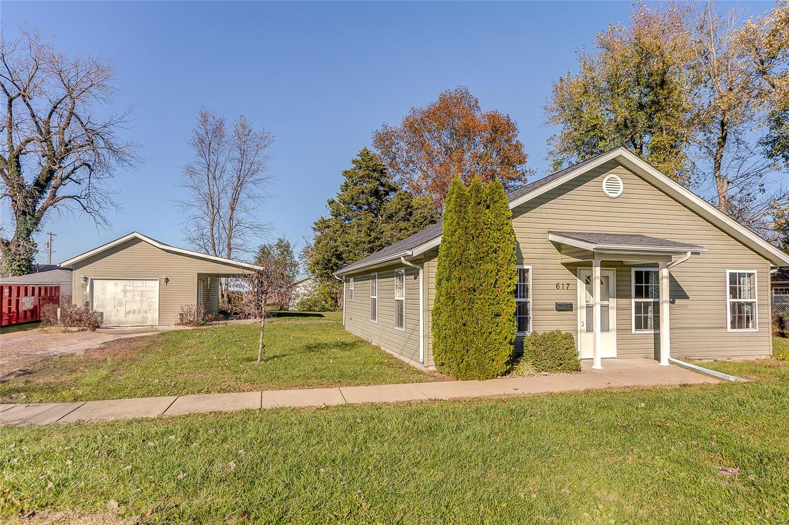 617 Mor Street Gillespie, IL 62033 - Photo 3 of 18