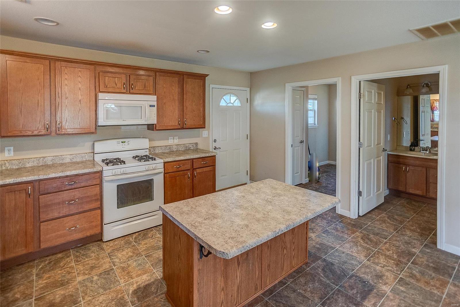 617 Mor Street Gillespie, IL 62033 - Photo 4 of 18
