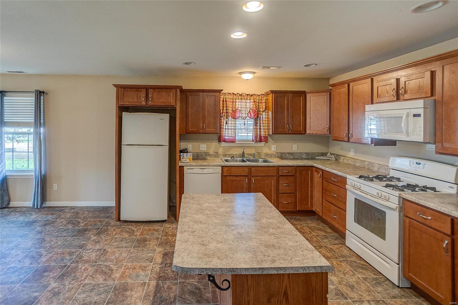 617 Mor Street Gillespie, IL 62033 - Photo 5 of 18