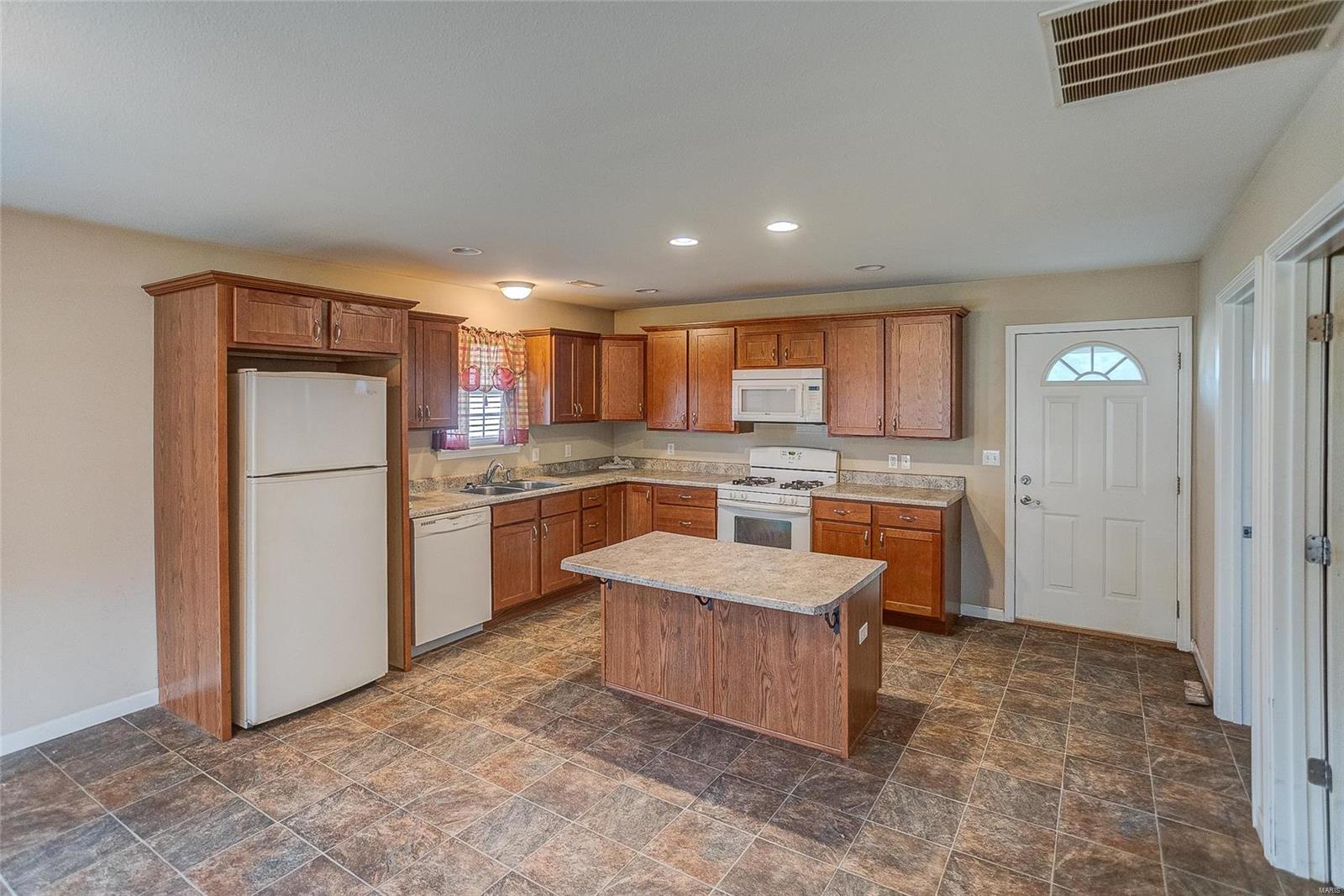 617 Mor Street Gillespie, IL 62033 - Photo 6 of 18
