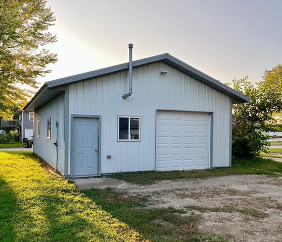 $185,000 | 301 Superior Street, Milroy, MN 56263