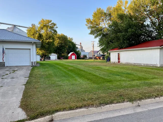 $185,000 | 301 Superior Street, Milroy, MN 56263