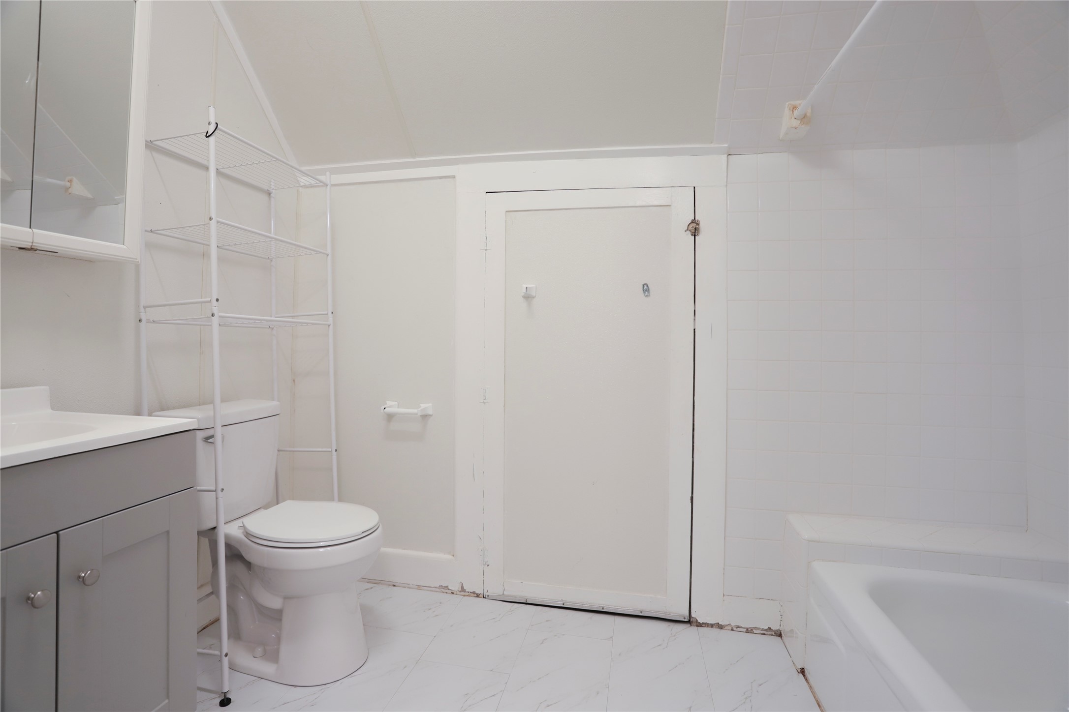 238 Bridge Street Glen Flora, TX 77443 - Photo 22 of 34 a bathroom with a toilet a sink and bathtub