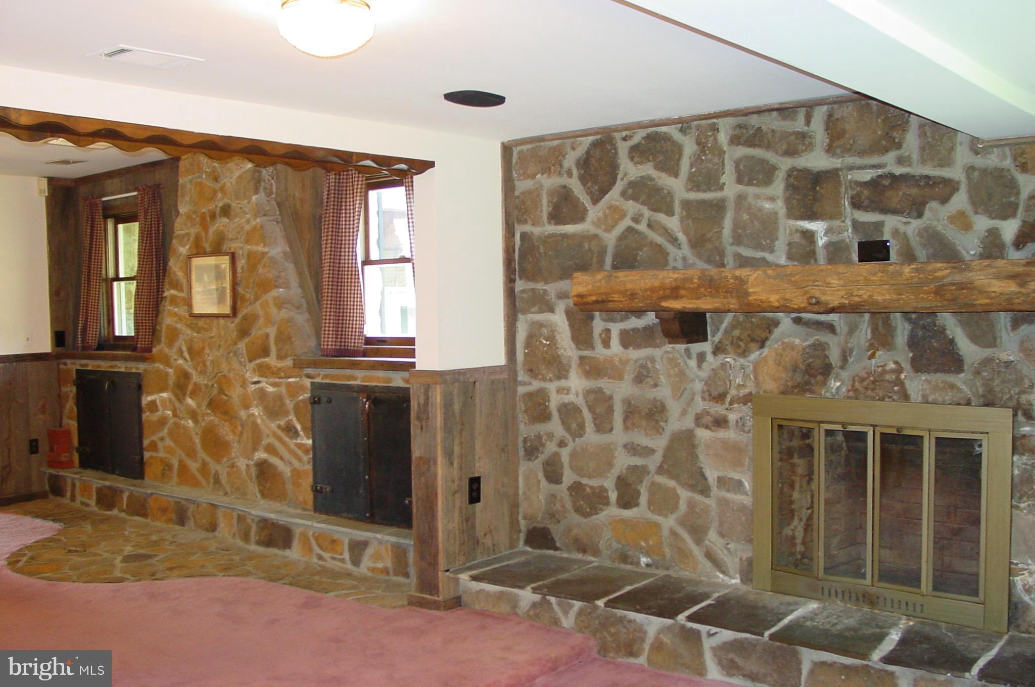 21000 Whites Ferry Road Poolesville, MD 20837 - Photo 14 of 17 Living Room