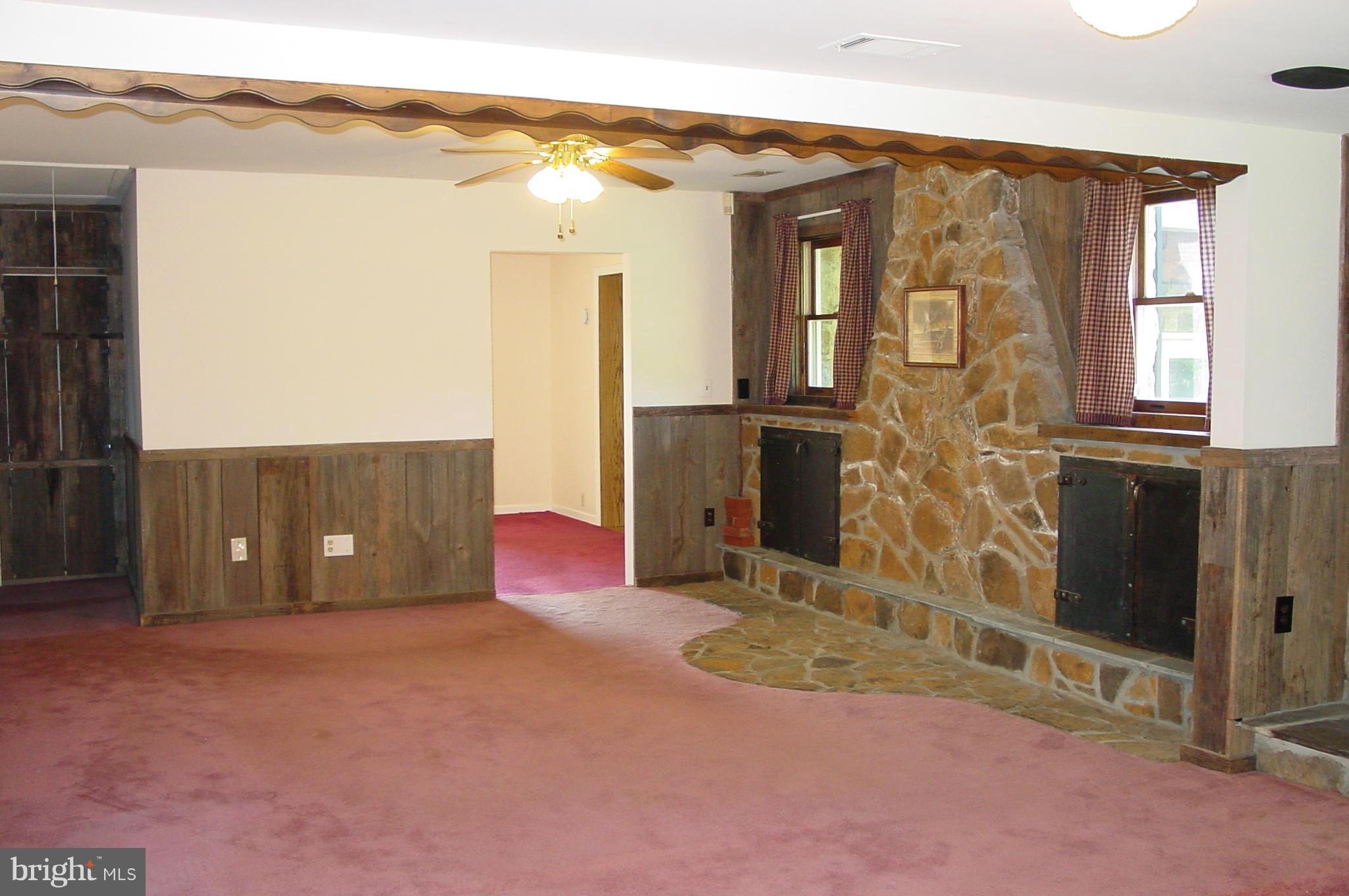 21000 Whites Ferry Road Poolesville, MD 20837 - Photo 15 of 17 Living Room