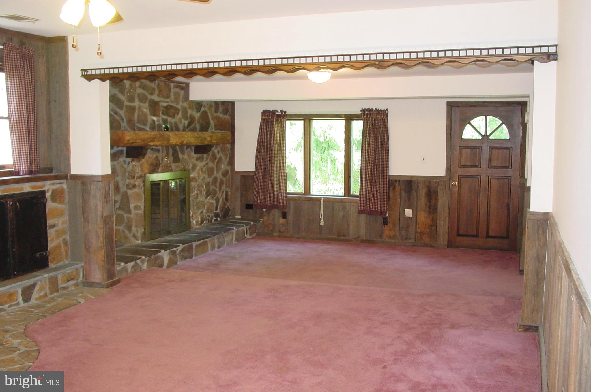 21000 Whites Ferry Road Poolesville, MD 20837 - Photo 17 of 17 Living Room