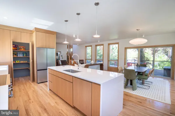 a large kitchen with kitchen island a large island in it