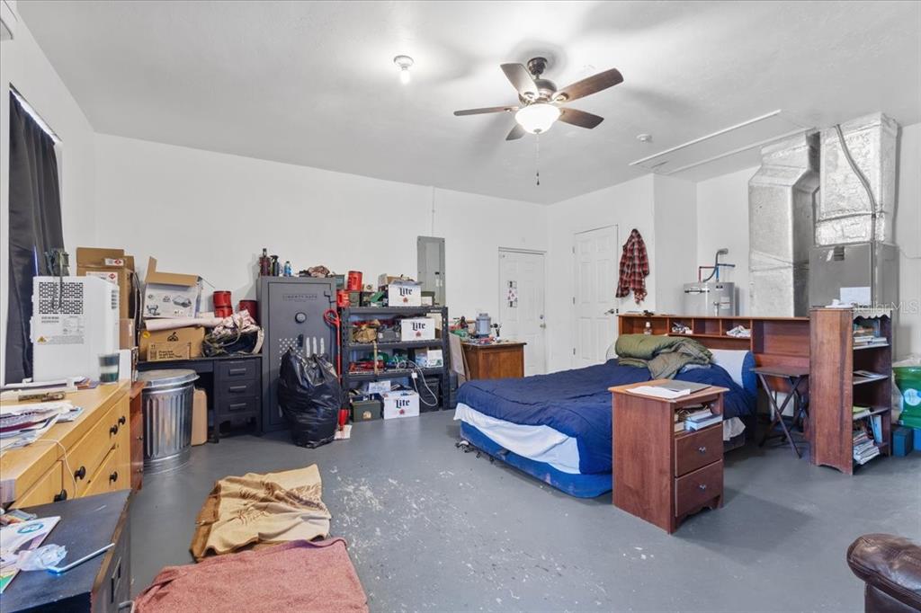 13691 201st Road Live Oak, FL 32060 - Photo 17 of 36 a bed room with furniture and a flat screen tv