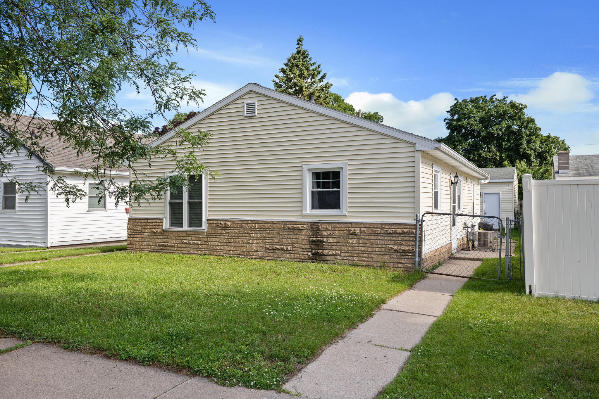 1409 North Salem Road La Crosse, WI 54603 - Photo 2 of 15 2-web-or-mls-222A2756