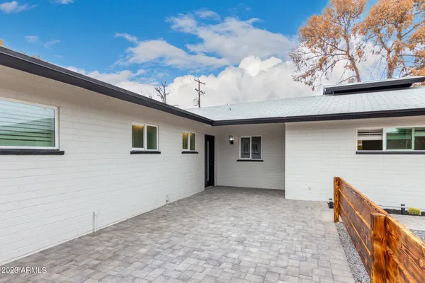 a house view with backyard space