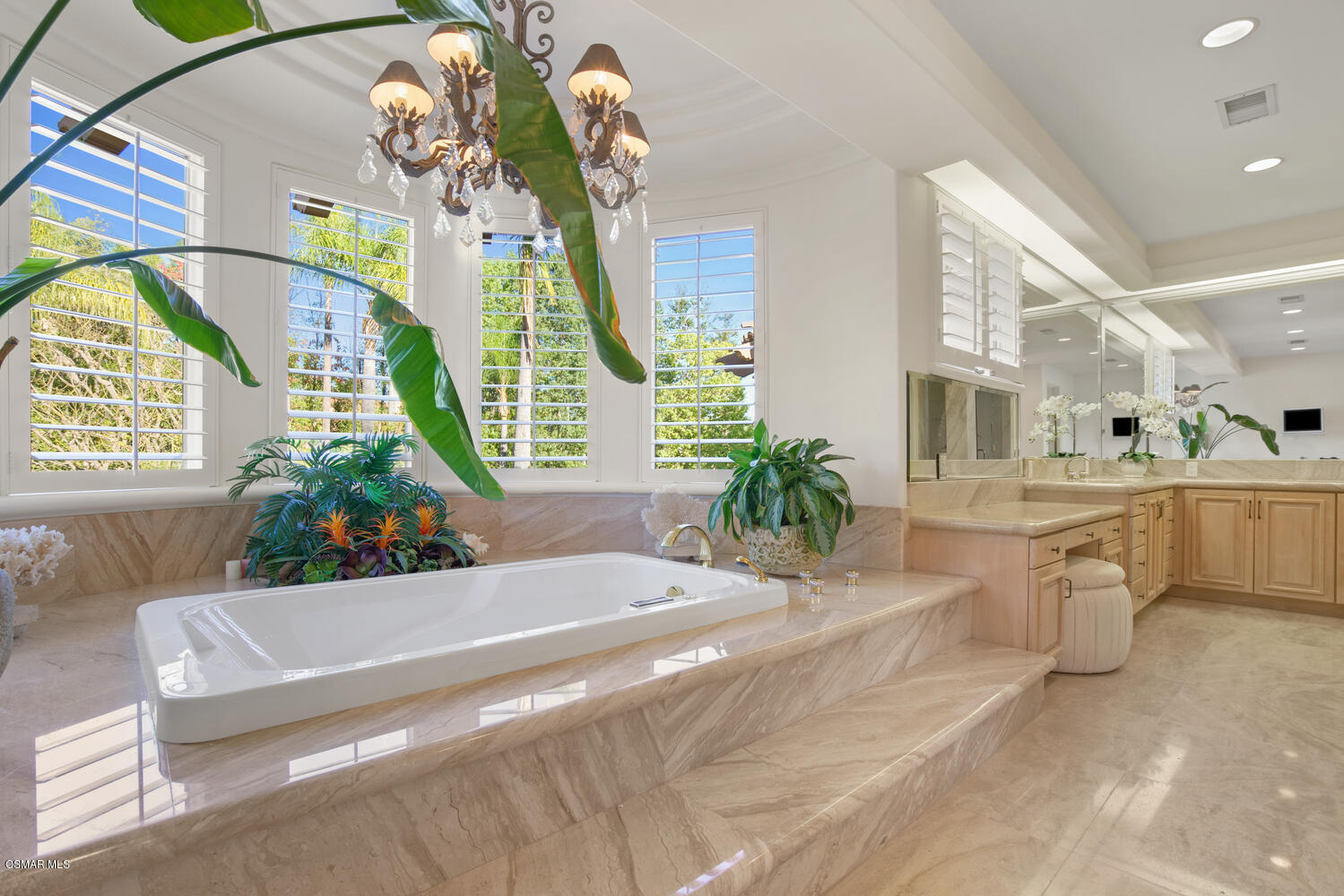 6021 John Muir Road Hidden Hills, CA 91302 - Photo 55 of 74 a bathroom with a sink a mirror and a bathtub