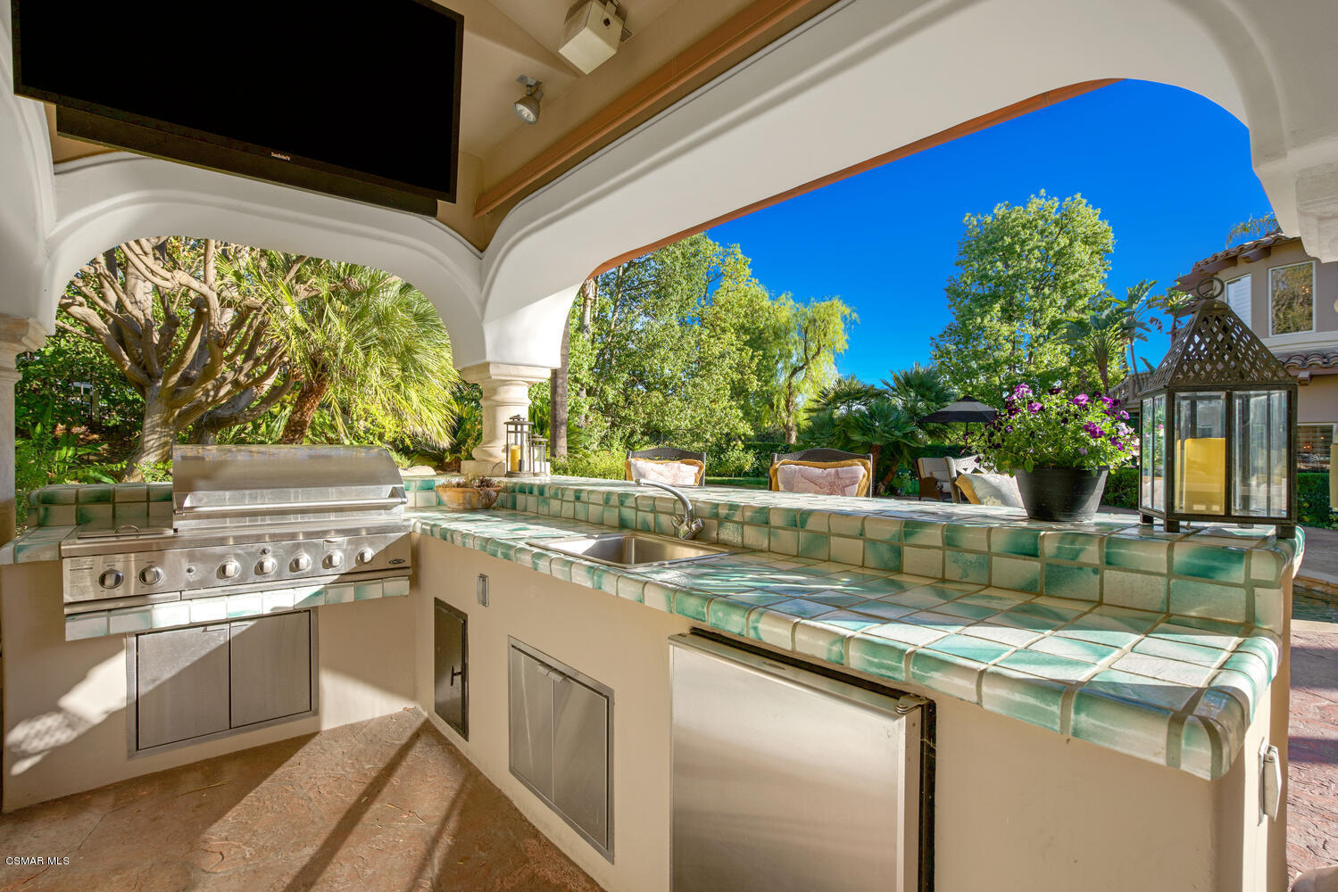 6021 John Muir Road Hidden Hills, CA 91302 - Photo 61 of 74 a kitchen that has a sink and a stove