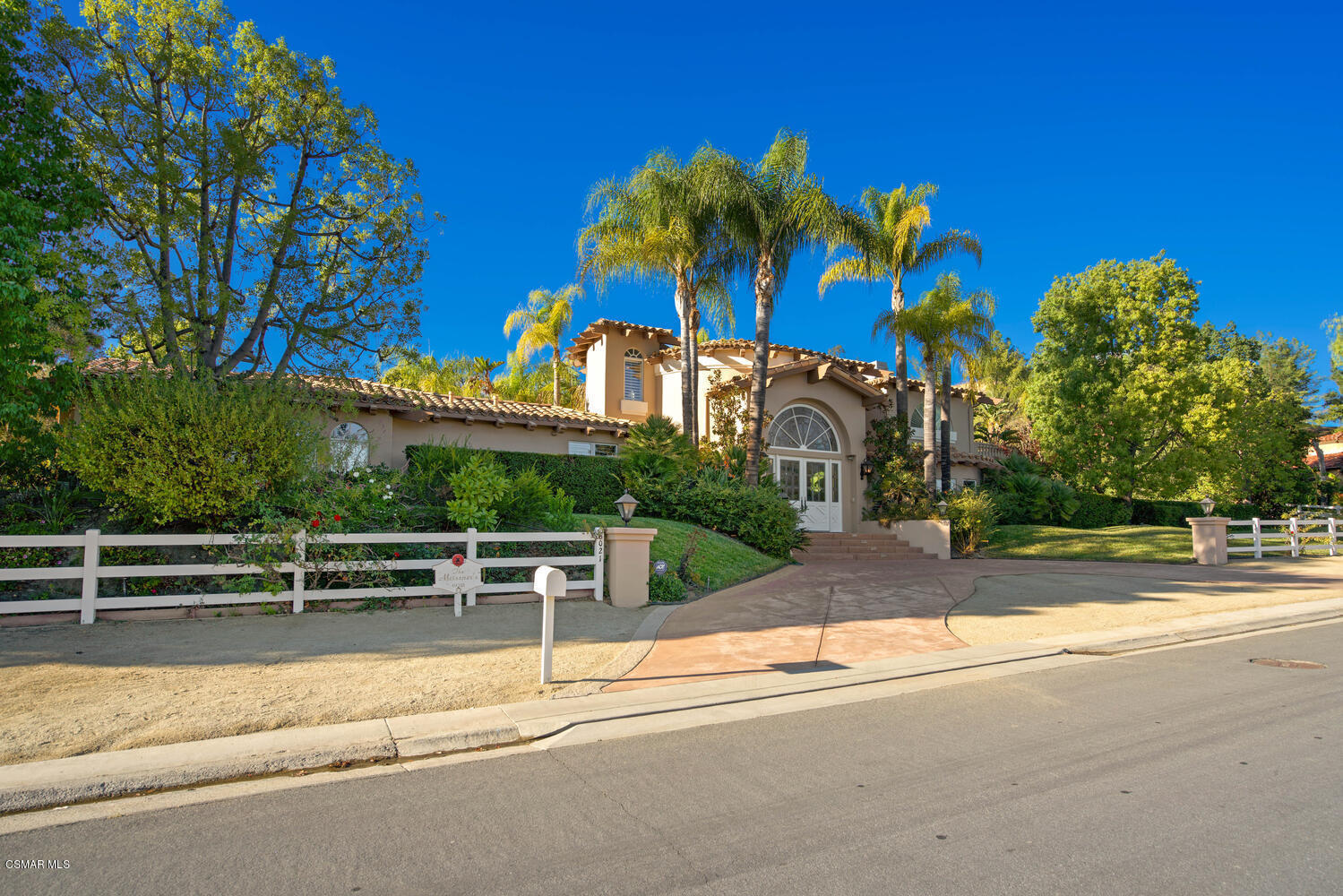 6021 John Muir Road Hidden Hills, CA 91302 - Photo 73 of 74 a view of a patio with a table and chairs under an umbrella