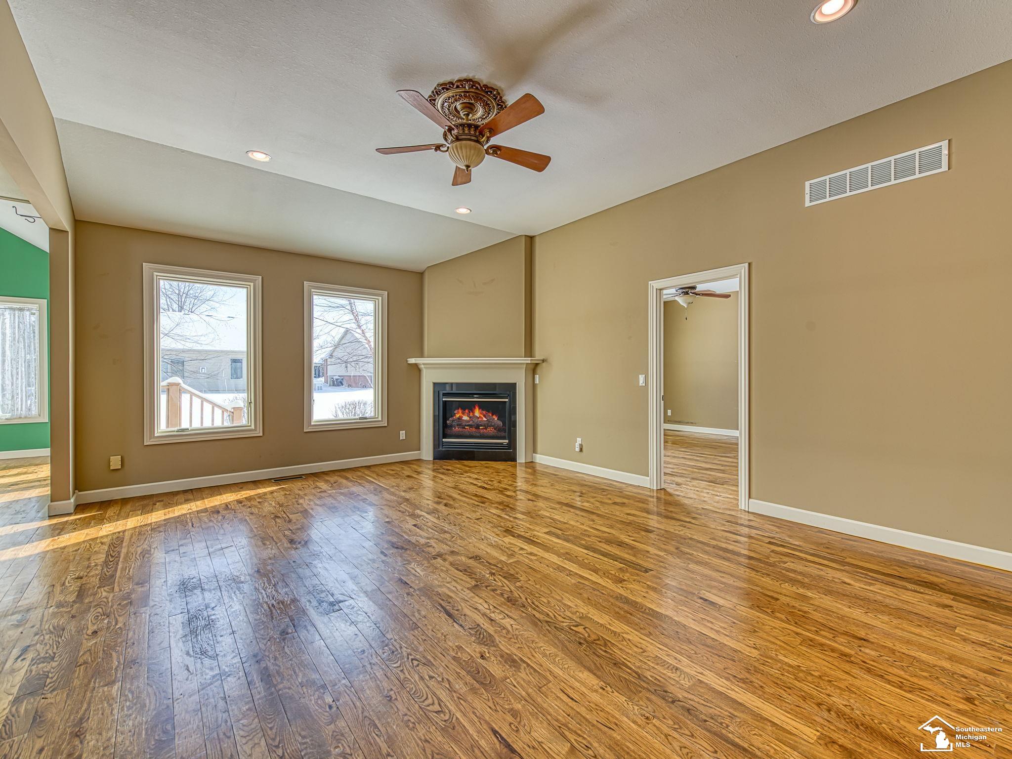 568 Rose Crest Monroe, MI 48162 - Photo 18 of 22 Living Room Unstaged