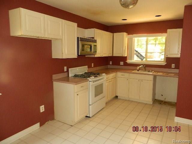 3330 Harding Street Dearborn, MI 48124 - Photo 8 of 16 DSCN1339.JPG
