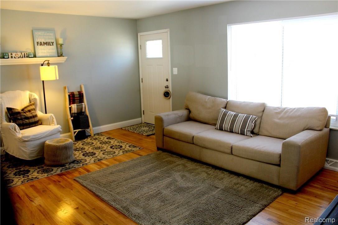 4895 Clarkston Road Clarkston, MI 48348 - Photo 3 of 18 Living Room