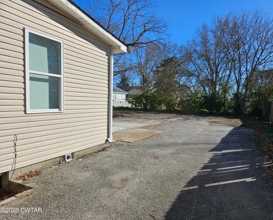 a view of a backyard