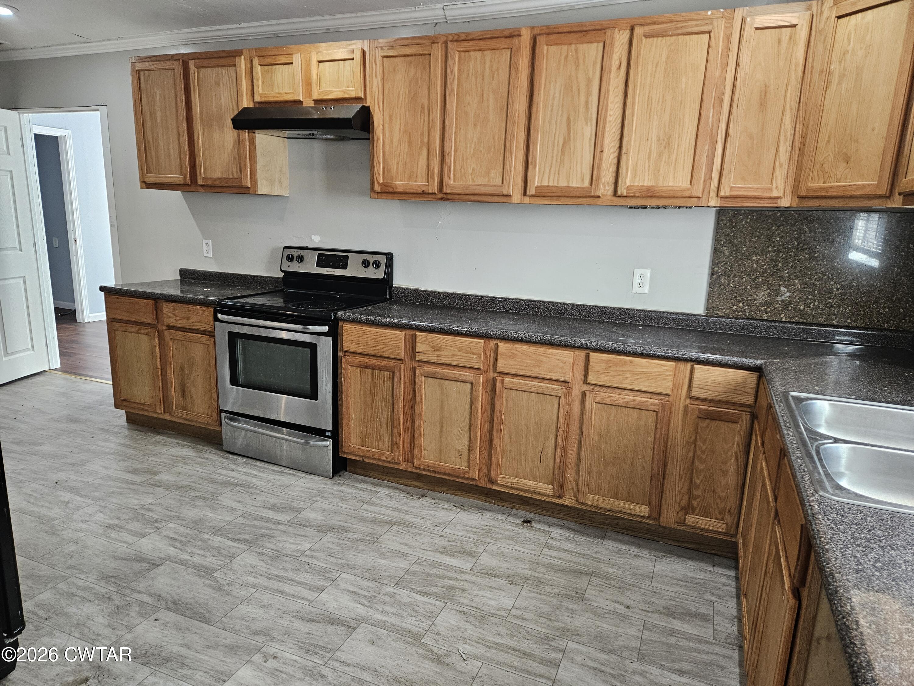 32 Russell Road Jackson, TN 38301 - Photo 4 of 15 a kitchen with granite countertop a sink and a stove
