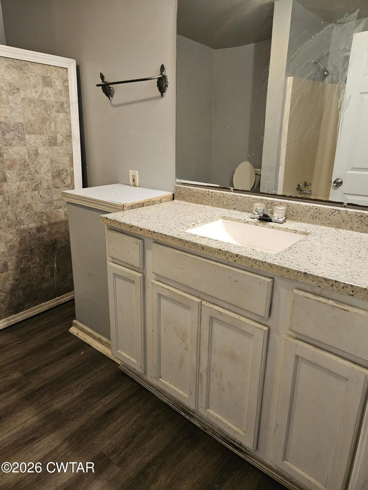 32 Russell Road Jackson, TN 38301 - Photo 10 of 15 a bathroom with a sink and a mirror