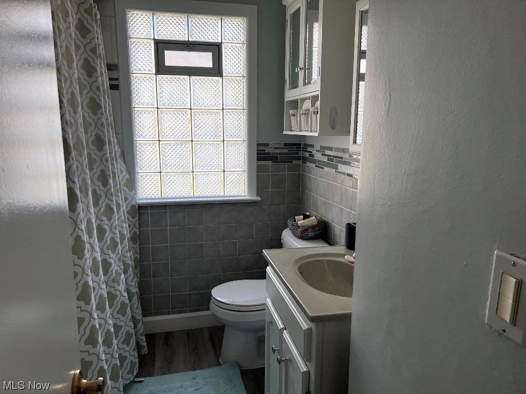 4161 Ridgeview Road Cleveland, OH 44144 - Photo 8 of 17 First floor main bathroom