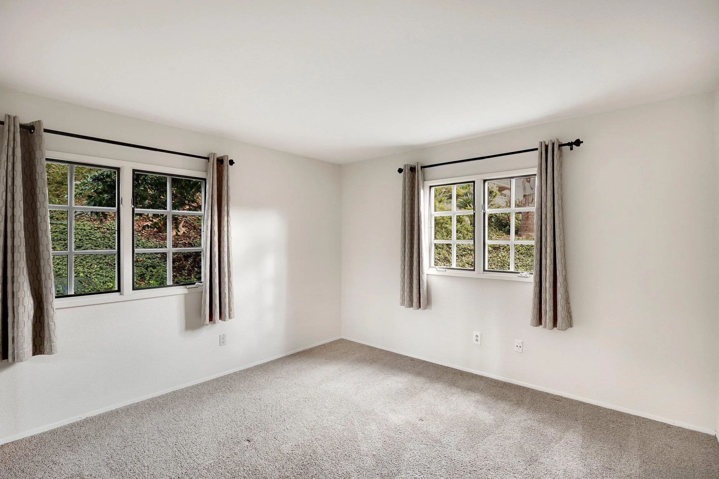 381 Playa Blanca Encinitas, CA 92024 - Photo 21 of 41 an empty room with a window