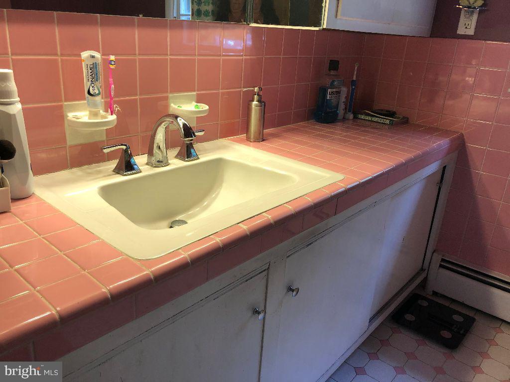 1616 Clearview Road Lansdale, PA 19446 - Photo 10 of 25 Main bathroom