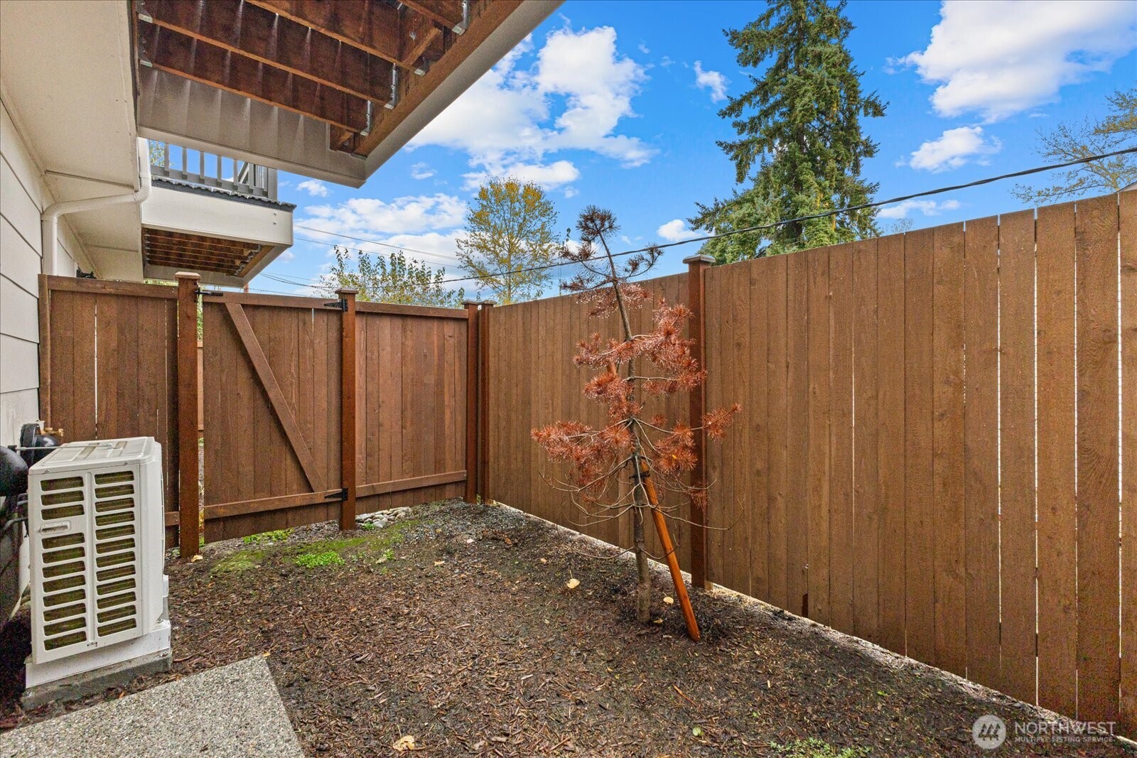 1831 100th Street Southwest, Unit B Everett, WA 98204 - Photo 26 of 27 a backyard of a house