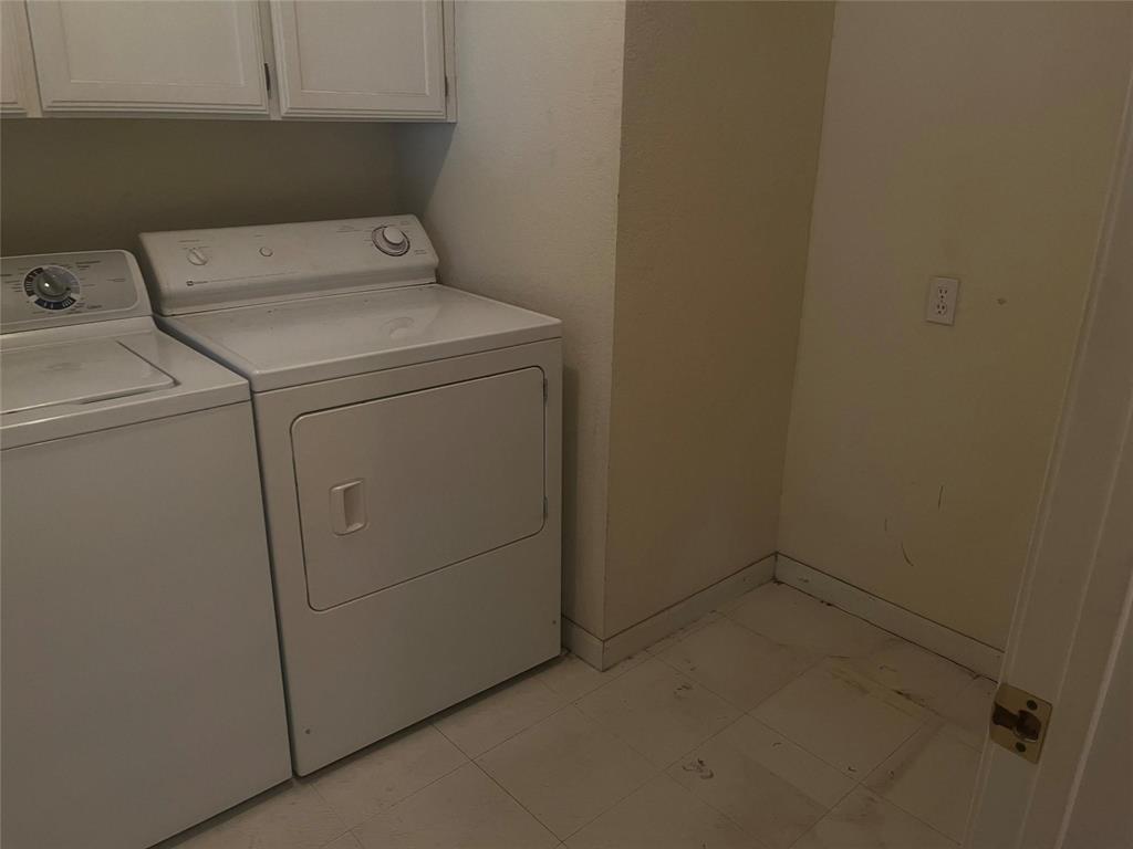 918 Prairie Avenue Cleburne, TX 76033 - Photo 8 of 25 a utility room with dryer and washer