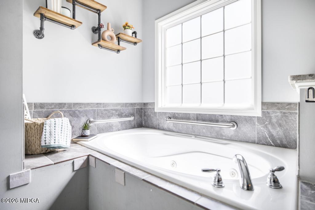 137 Shady Oak Drive Perry, GA 31069 - Photo 27 of 37 a bathroom with a sink and a bathtub
