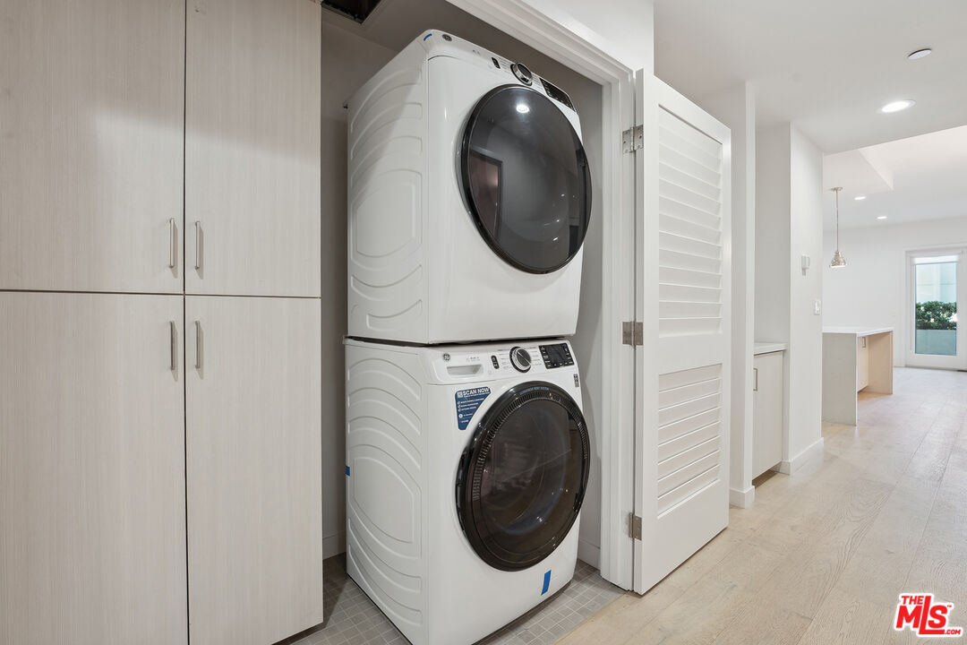 1746 Garfield Place, Unit 101 Los Angeles, CA 90028 - Photo 12 of 28 a view of a hallway with washer and dryer