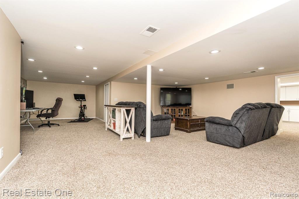 1124 Stellma Lane Rochester Hills, MI 48309 - Photo 28 of 44