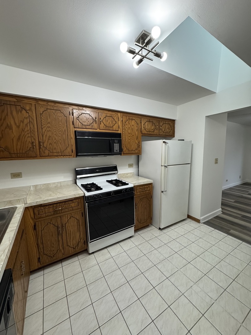 4535 Rumsey Avenue, Unit 3E Oak Lawn, IL 60453 - Photo 5 of 12 a kitchen with a cabinets and appliances