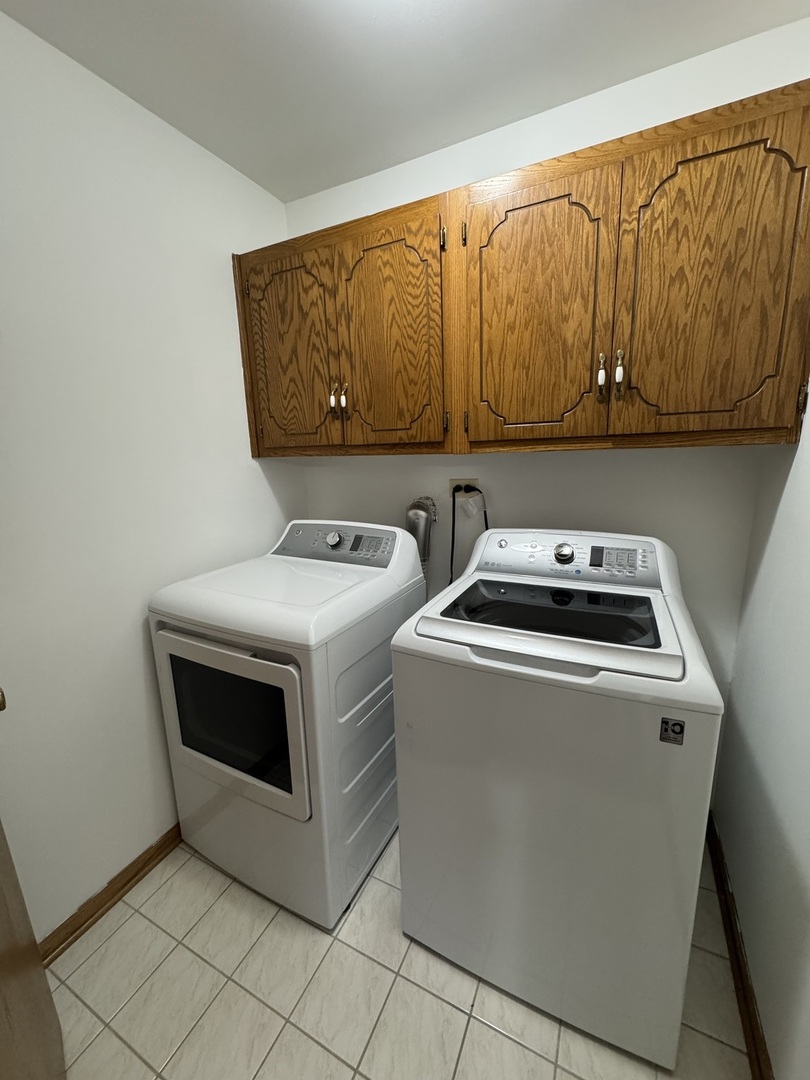 4535 Rumsey Avenue, Unit 3E Oak Lawn, IL 60453 - Photo 6 of 12 a utility room with dryer and washer