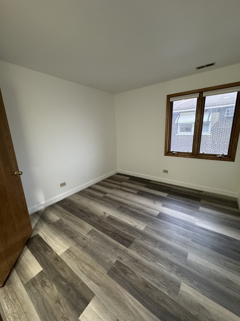 4535 Rumsey Avenue, Unit 3E Oak Lawn, IL 60453 - Photo 8 of 12 a view of an empty room