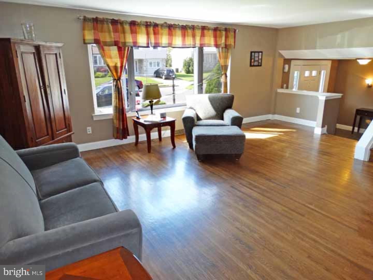 9733 Susan Road Philadelphia, PA 19115 - Photo 3 of 20 Living Room