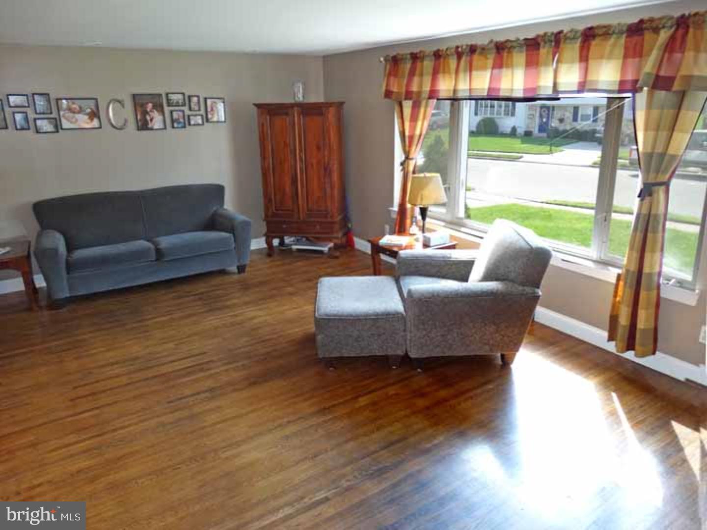9733 Susan Road Philadelphia, PA 19115 - Photo 4 of 20 Living Room