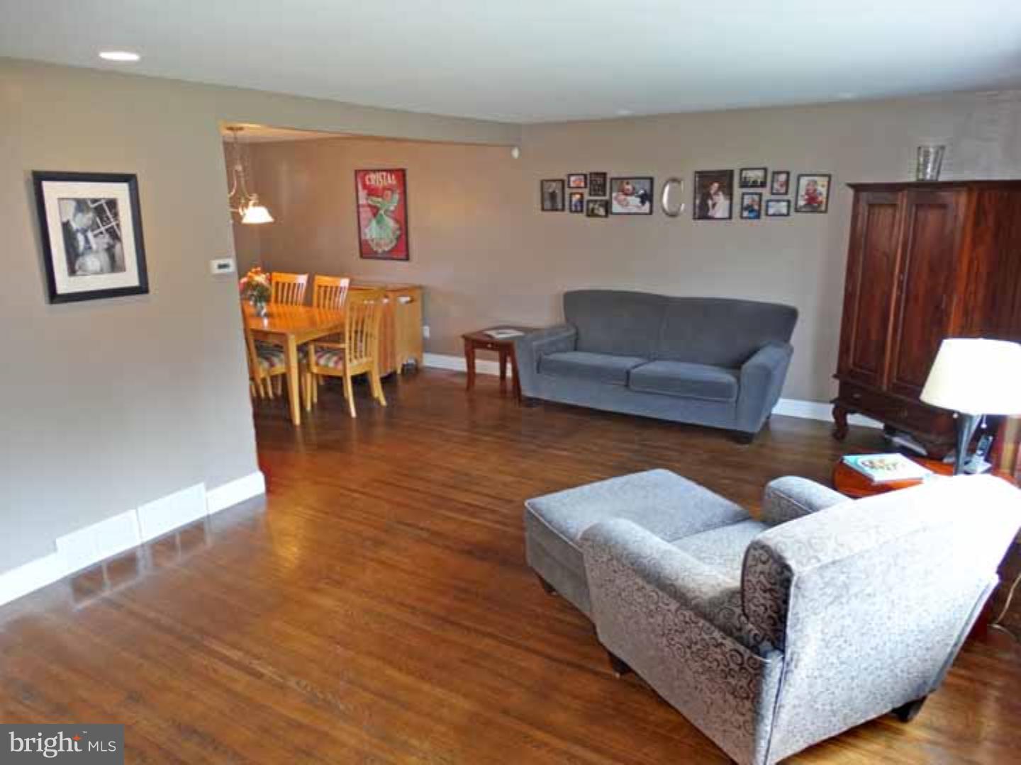 9733 Susan Road Philadelphia, PA 19115 - Photo 5 of 20 Living Room