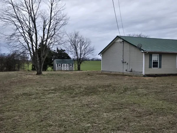 a house view with backyard space