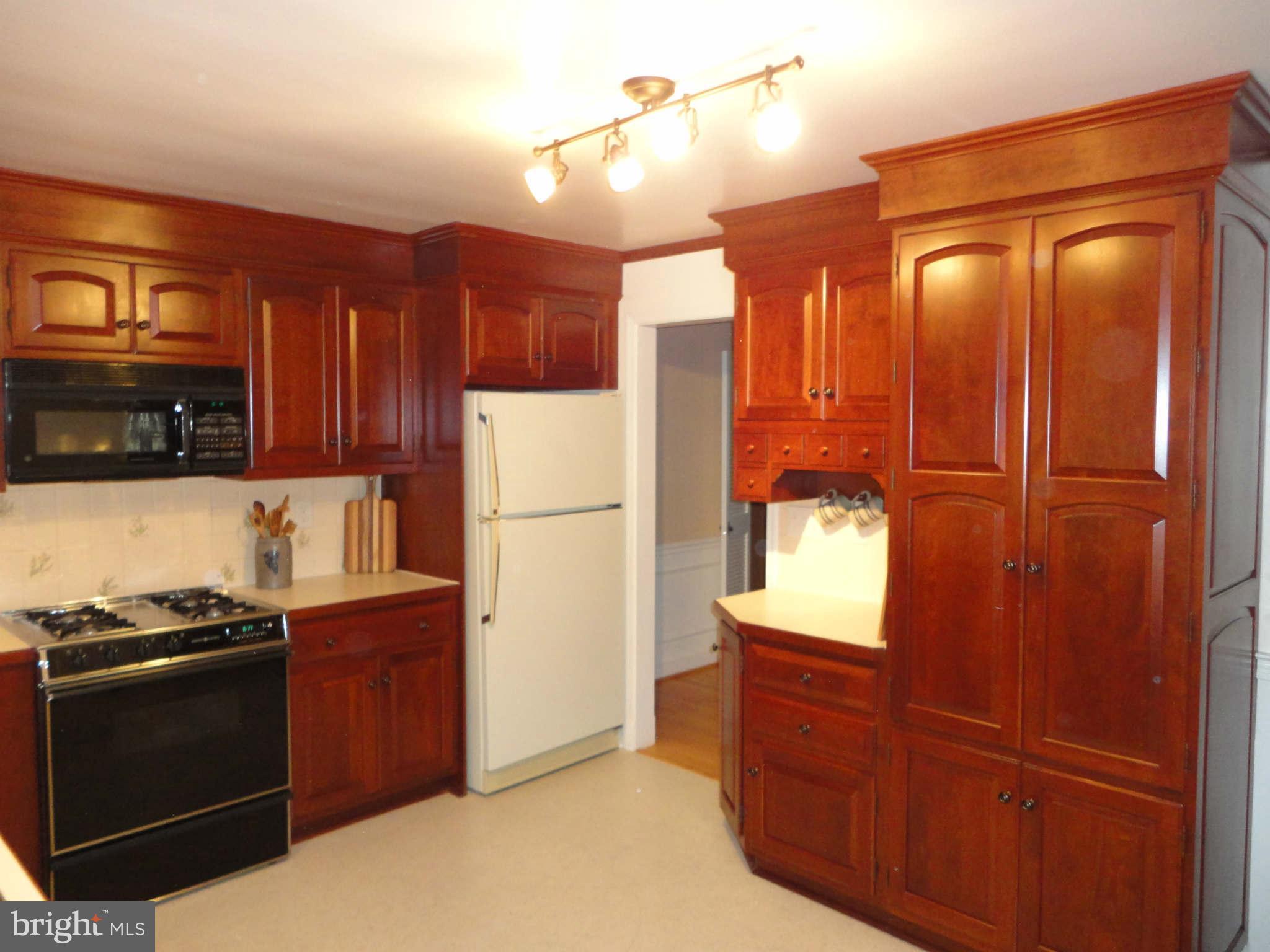 2301 Ravenview Road Lutherville-Timonium, MD 21093 - Photo 11 of 28 Cherry Kitchen cabinets