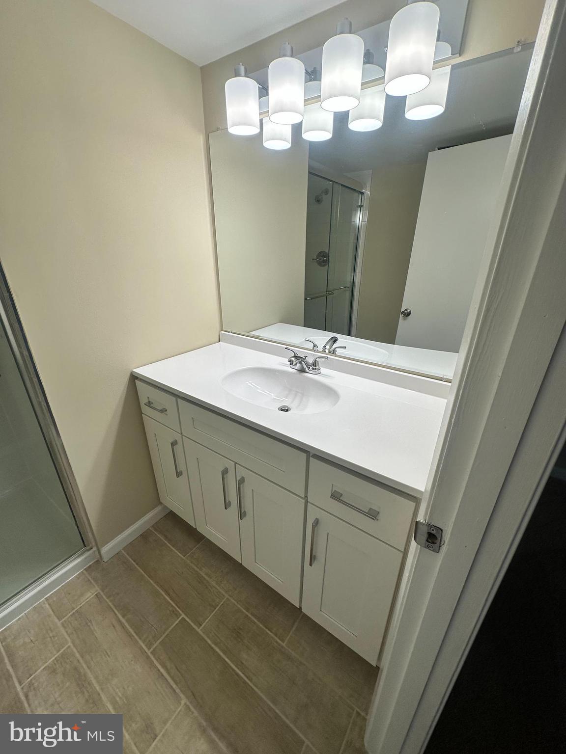 2525 Welsh Road Philadelphia, PA 19114 - Photo 21 of 22 a bathroom with a sink and a mirror