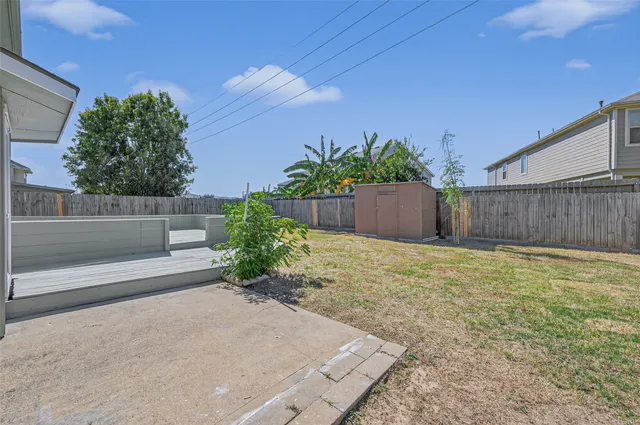 a view of a backyard