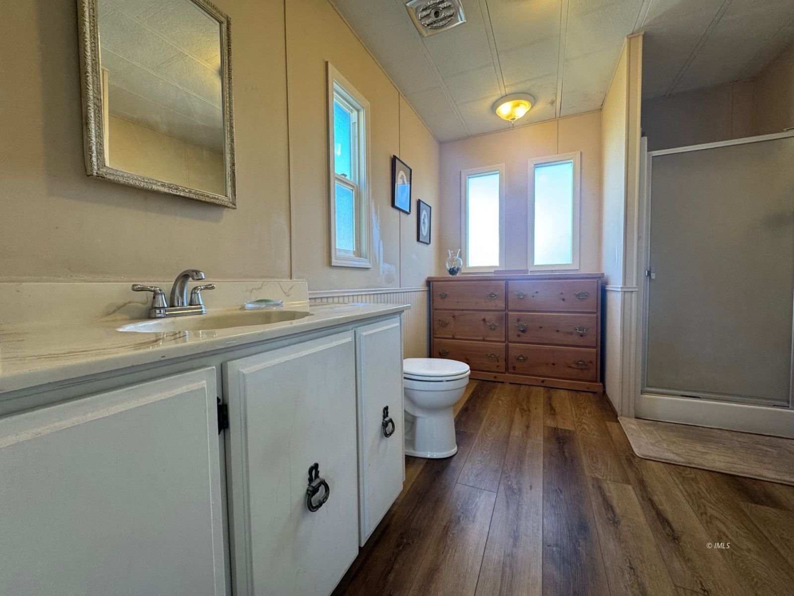 1495 Argyle Lane Bishop, CA 93514 - Photo 11 of 17 Bathroom