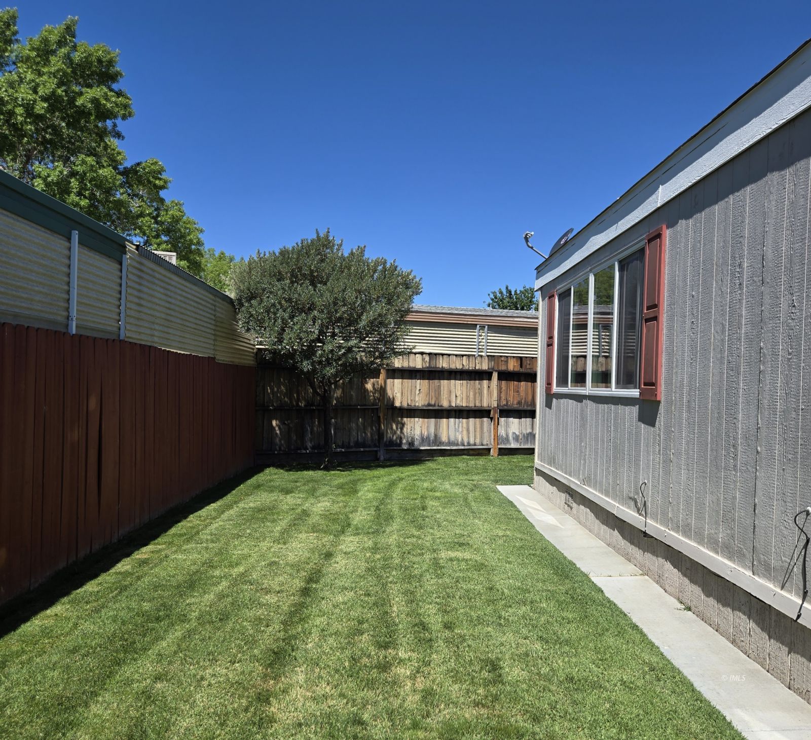 1495 Argyle Lane Bishop, CA 93514 - Photo 15 of 17 Side Yard