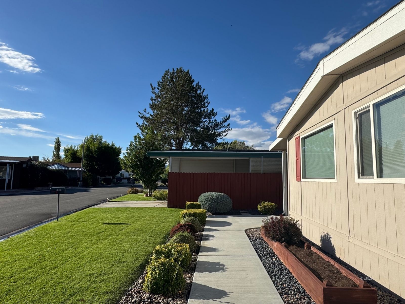 1495 Argyle Lane Bishop, CA 93514 - Photo 2 of 17 Walkway