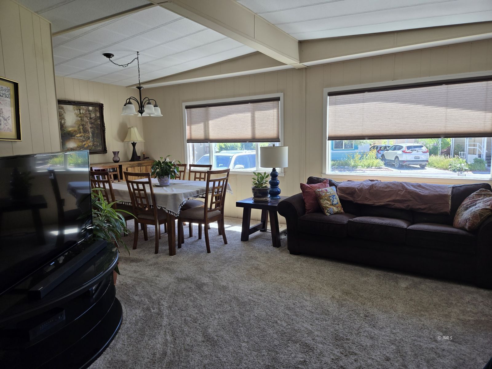 1495 Argyle Lane Bishop, CA 93514 - Photo 6 of 17 Living Room