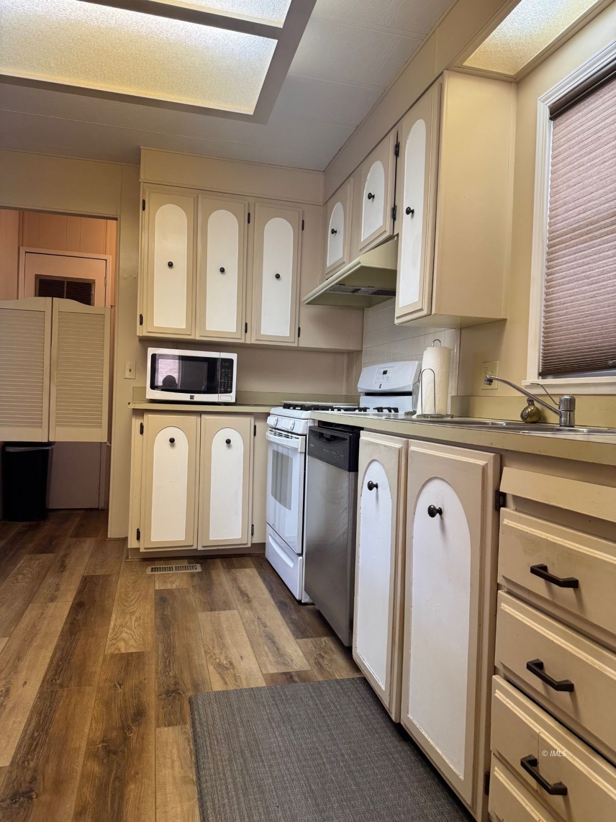 1495 Argyle Lane Bishop, CA 93514 - Photo 10 of 17 Kitchen