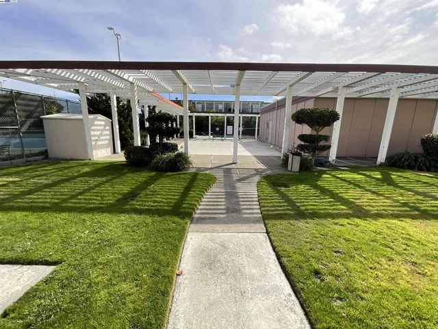 a view of a house with backyard