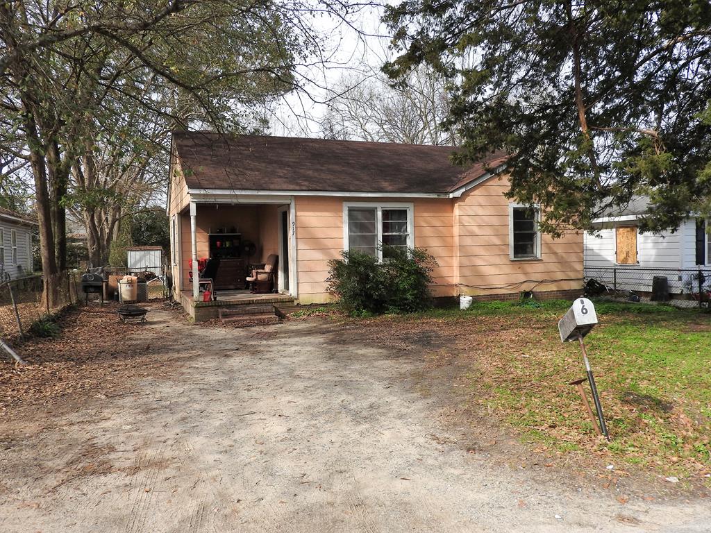 610 32nd Street Columbus, GA 31904 - Photo 2 of 5 a front view of a house with garden